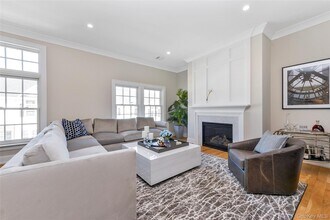 601 Grist Mill Cir in Roslyn, NY - Building Photo - Building Photo