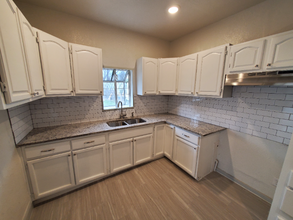 1923 W Poplar St in San Antonio, TX - Building Photo - Building Photo