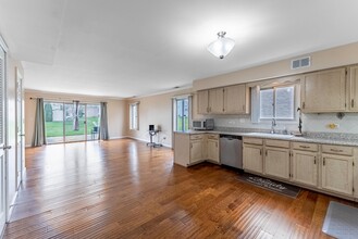 305 Creekside Dr in Bloomingdale, IL - Building Photo - Building Photo