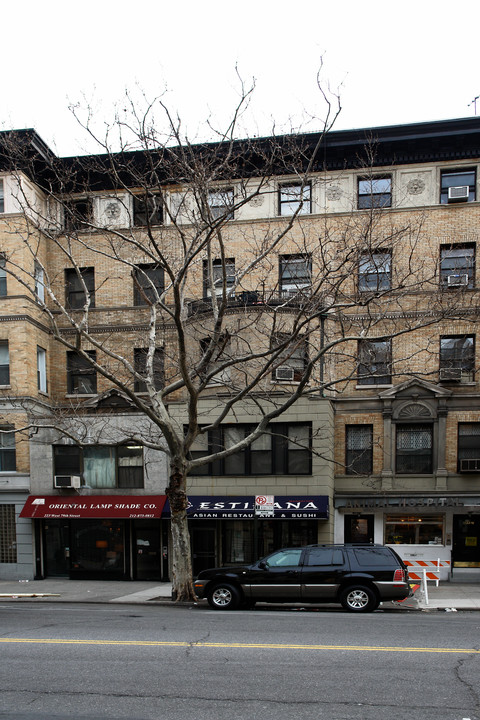 221 W 79th St in New York, NY - Building Photo