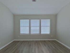 10457 Royal Andrews Dr in Conroe, TX - Foto de edificio - Building Photo