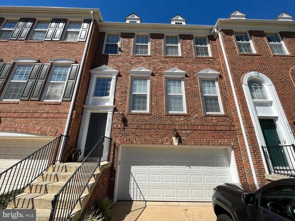 12578 Fair Village Way in Fairfax, VA - Foto de edificio