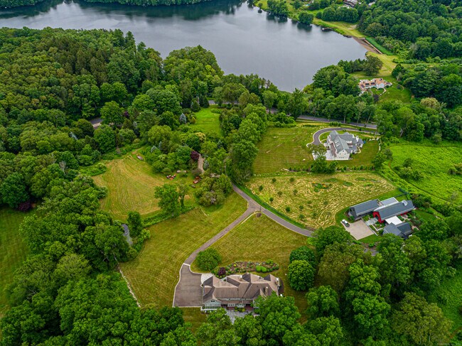 125 Nod Hill Rd in Wilton, CT - Foto de edificio - Building Photo