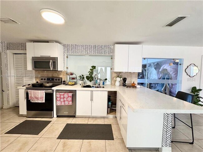 19410 NE 19th Ave in North Miami Beach, FL - Building Photo - Building Photo