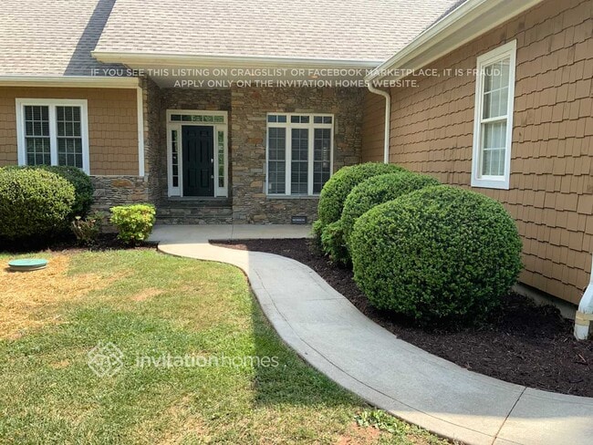 242 Chuckwood Rd in Mooresville, NC - Foto de edificio - Building Photo