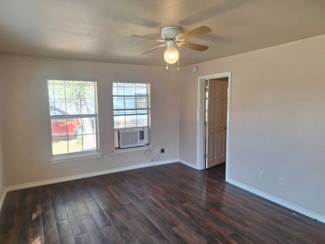 2730 Carson St in Haltom City, TX - Foto de edificio - Building Photo