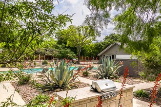 5 Fifty Apartments in San Antonio, TX - Foto de edificio - Building Photo