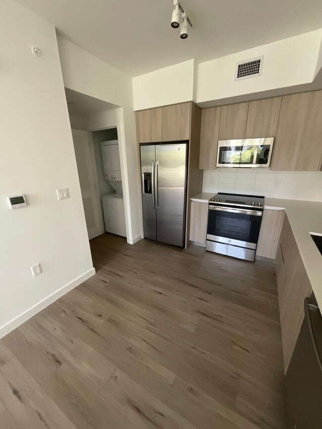 655 W 73rd Pl, Unit A2 in Hialeah, FL - Foto de edificio - Building Photo