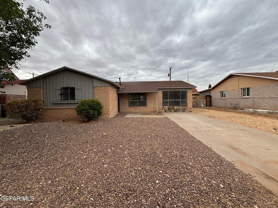 5808 Dearborne Dr in El Paso, TX - Building Photo