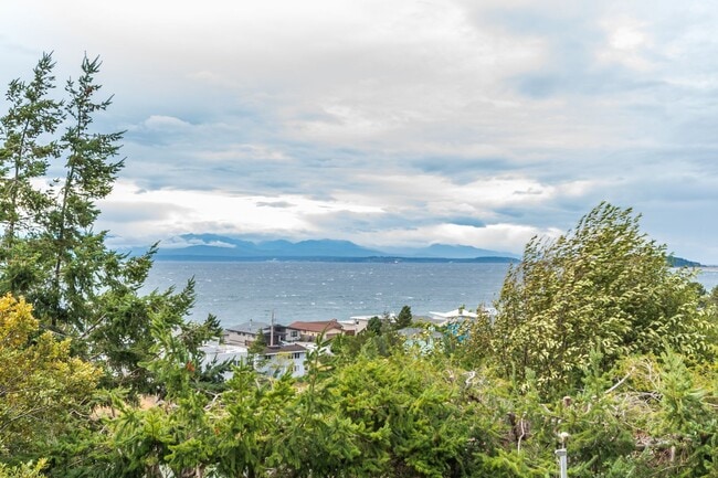 property at 1326 S Farragut Dr