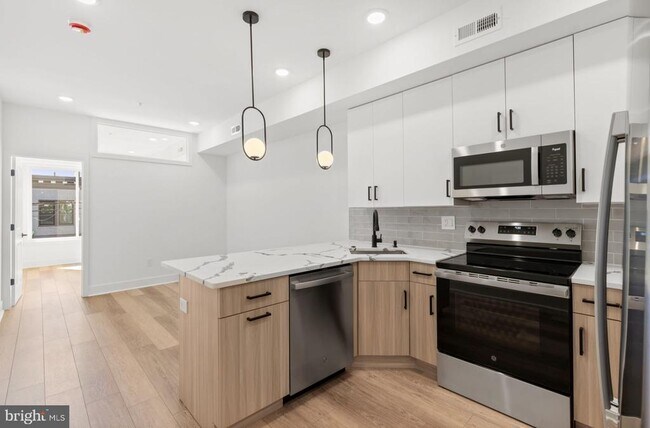 5034 Florence Ave in Philadelphia, PA - Building Photo - Building Photo