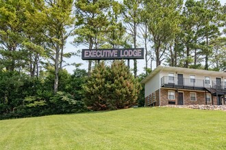 Executive Lodge in Huntsville, AL - Foto de edificio - Building Photo