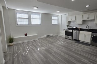 730 W Roscoe St, Unit 2W in Chicago, IL - Building Photo