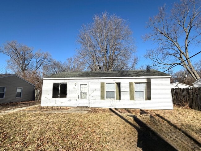 property at 1621 Clover Ln