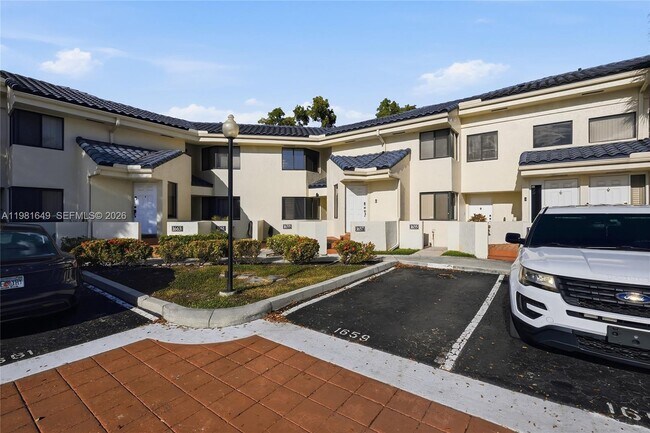 1659 NW 81st Way in Plantation, FL - Building Photo - Building Photo