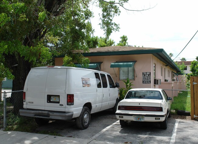 400 SW 21st Ave in Miami, FL - Foto de edificio - Building Photo