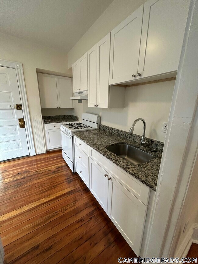 885 Massachusetts Ave in Cambridge, MA - Building Photo - Building Photo