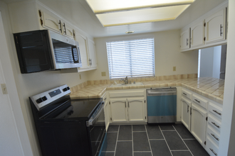 13609 Warrenton Ave in Bakersfield, CA - Building Photo - Building Photo