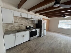 1216 E 138th Ave in Tampa, FL - Foto de edificio - Building Photo