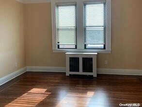 24 Vanderbilt Ave in Manhasset, NY - Building Photo - Building Photo