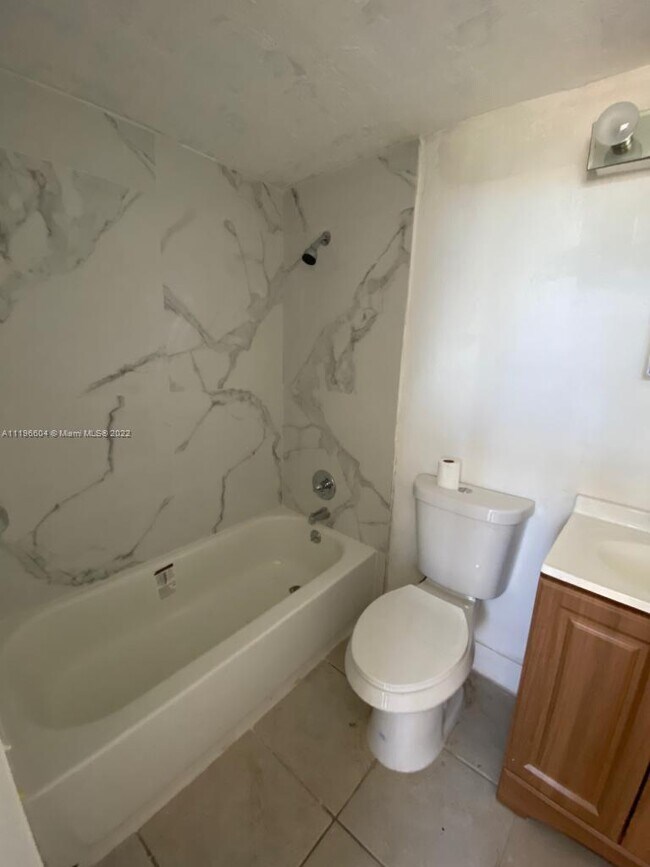 612 NW 2nd Ave-Unit -3 in Hallandale Beach, FL - Building Photo - Building Photo