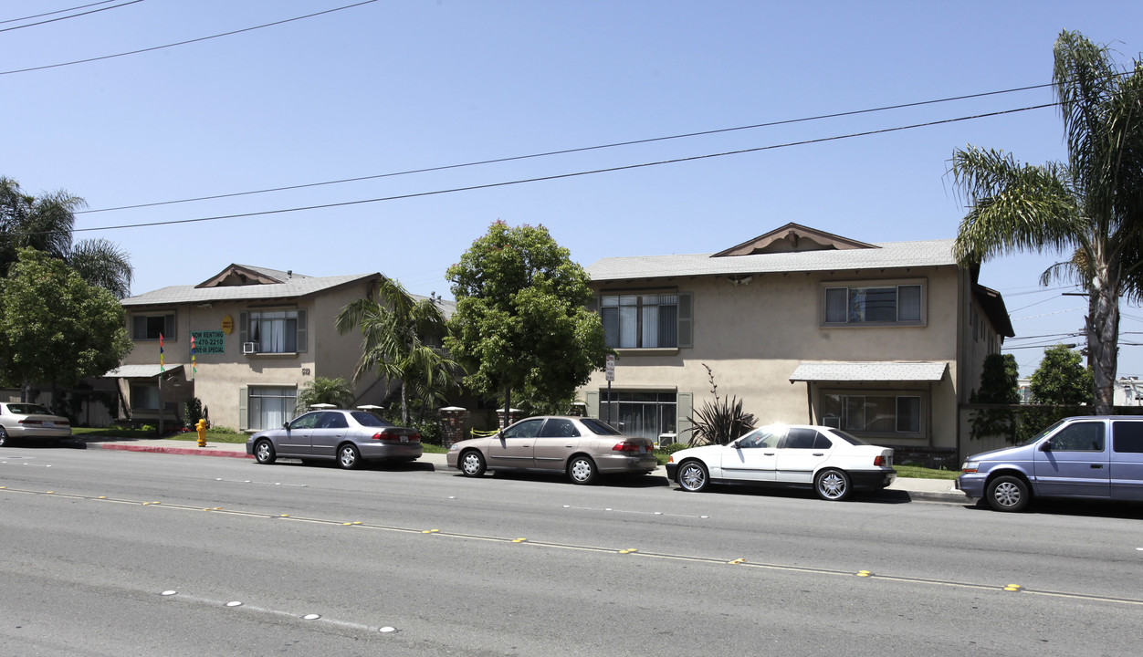 Sunset Palms Apartments in Anaheim, CA - Building Photo