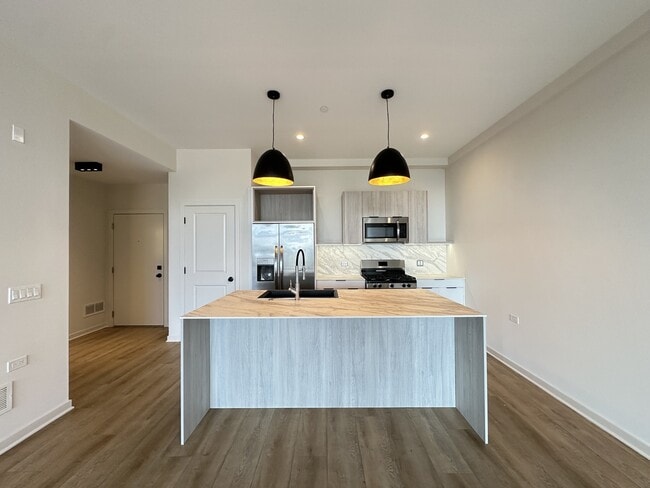 6340 W Belmont Ave in Chicago, IL - Foto de edificio - Building Photo