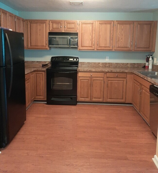 25 Hobart Ln in Rockland, MA - Building Photo - Building Photo