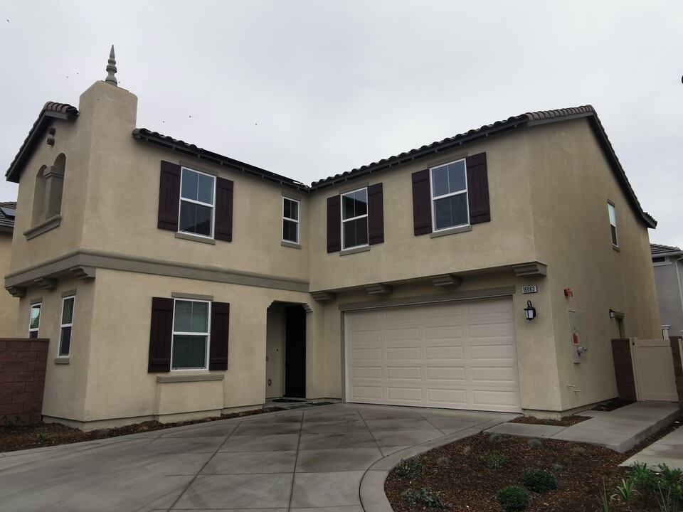 16063 Tanzinite Ln in Chino, CA - Foto de edificio