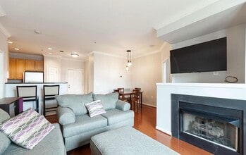 2465 Army Navy Dr, Unit 402 in Arlington, VA - Building Photo - Building Photo