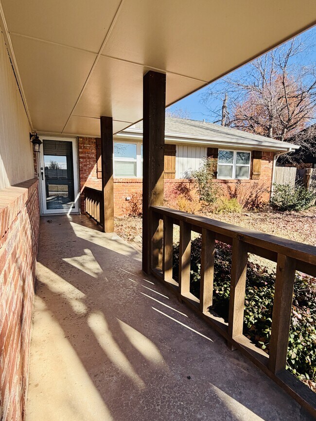 2705 Carlton Way in The Village, OK - Building Photo - Building Photo