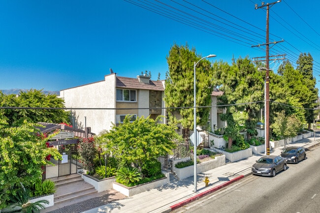 21901 Lassen St in Chatsworth, CA - Foto de edificio - Building Photo