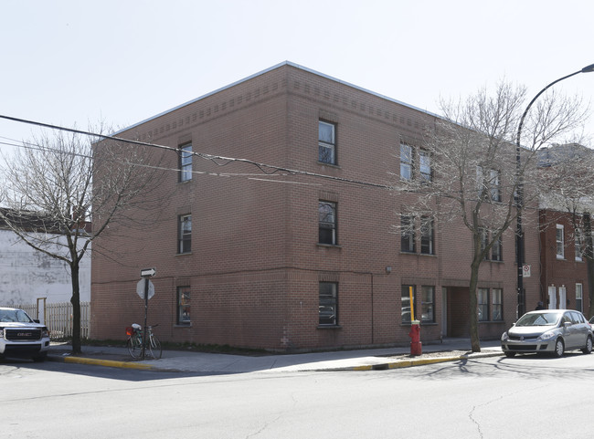 2002 du Centre in Montréal, QC - Building Photo - Primary Photo