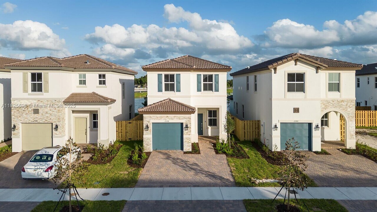 2336 NW 130th St in Westview, FL - Foto de edificio
