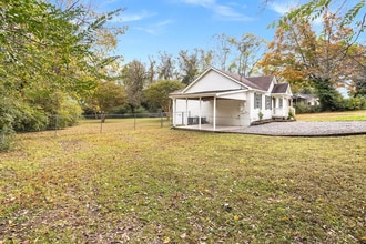 100 Sadler Ct, Unit Front Bedroom in Nashville, TN - Foto de edificio - Building Photo