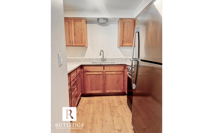 855 E 9th St in Medford, OR - Building Photo - Building Photo