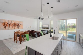1061 Maverick Dr in Allen, TX - Foto de edificio - Building Photo