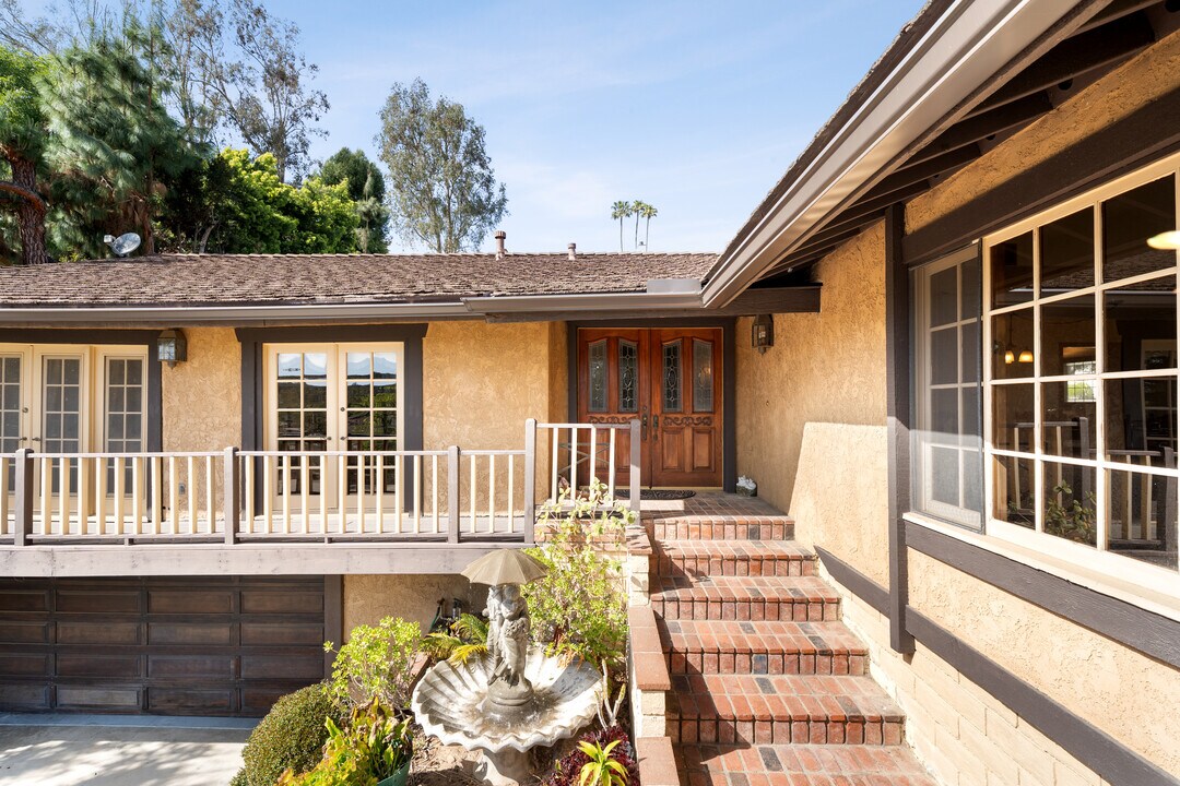 1557 E Puente St in Covina, CA - Building Photo