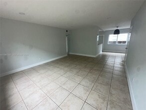 8125 Hawthorne Ave in Miami Beach, FL - Building Photo - Building Photo
