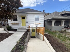 923 Pleasant Ave in Bremerton, WA - Building Photo