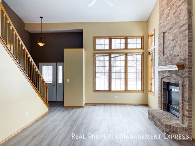 4 Bedroom 3.5 Bathroom Single Family Townh in Sioux Falls, SD - Building Photo - Building Photo