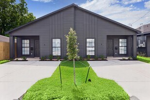 7918 Bowen St in Houston, TX - Building Photo