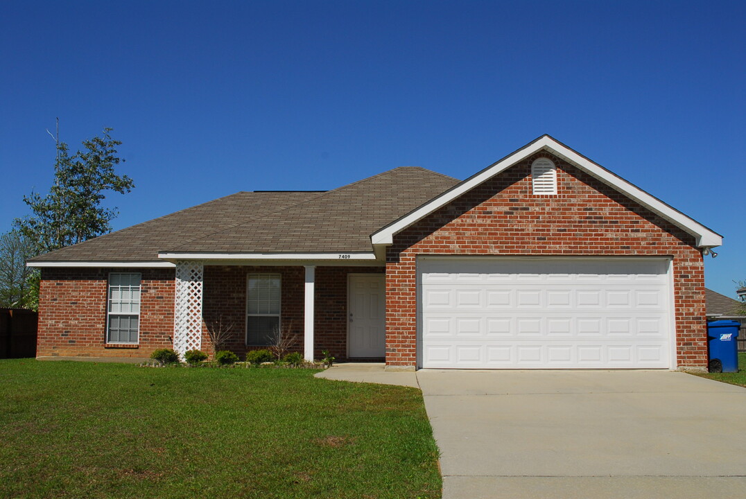 7409 Falcon Cir in Ocean Springs, MS - Foto de edificio