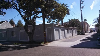 421-423 S Tremont St in Oceanside, CA - Foto de edificio - Building Photo