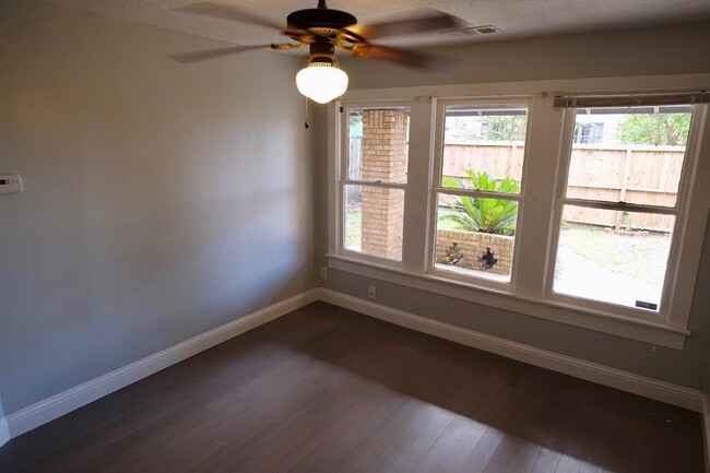 4737 Jefferson St in Houston, TX - Building Photo - Building Photo