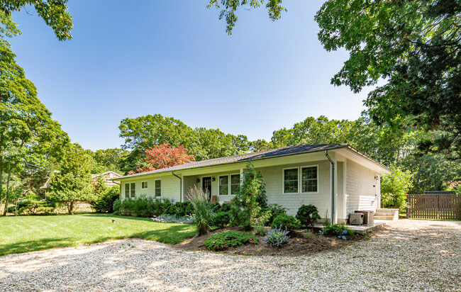 22 Sandra Rd in East Hampton, NY - Building Photo - Building Photo