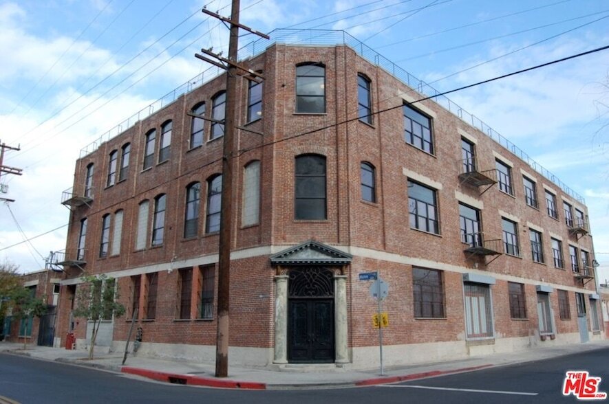 652 Mateo St in Los Angeles, CA - Building Photo