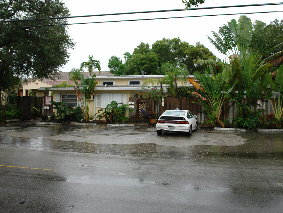 906-908 NE 4th St in Fort Lauderdale, FL - Building Photo