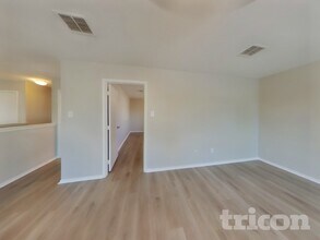 9101 Wagon Trail in Aubrey, TX - Foto de edificio - Building Photo