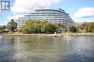 11 Bronte Rd in Oakville, ON - Building Photo